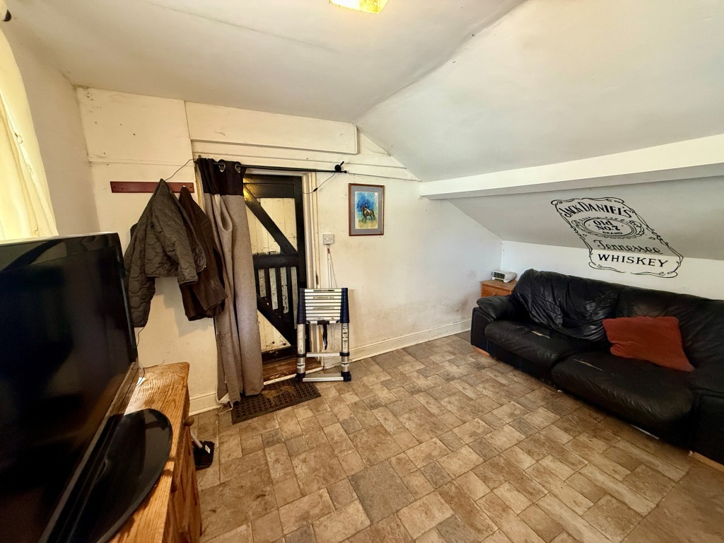 Lot: 80 - EQUESTRIAN FACILITY - INDOOR MANÈGE, STABLES, PADDOCKS AND ACCOMMODATION - Flat two - Living area